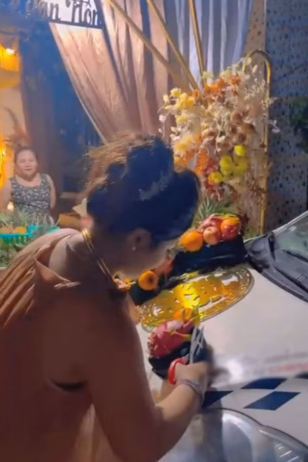 Ngày đón dâu, đám cưới là thời gian khá mệt mỏi của 2 vợ chồng son nên nhiều người cũng khuyên cô nên thuê người làm để đỡ tốn thời gian, công sức.