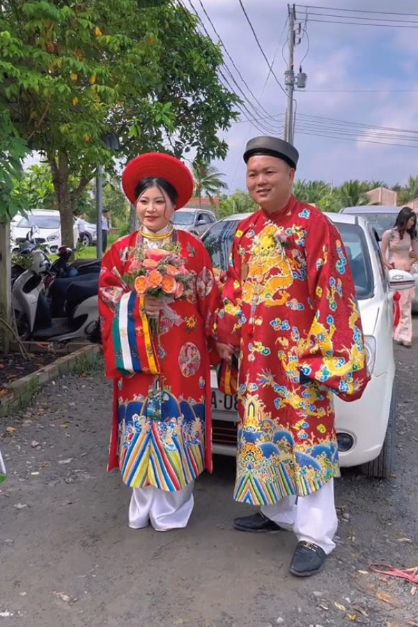 Những màu sắc sặc sỡ khi đứng chung với nhau trở nên hài hòa, điểm thêm nhiều lá cây màu xanh khiến chiếc xe trông bắt mắt vô cùng.