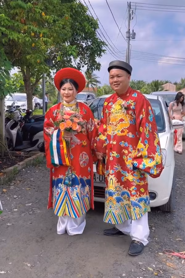 Những màu sắc sặc sỡ khi đứng chung với nhau trở nên hài hòa, điểm thêm nhiều lá cây màu xanh khiến chiếc xe trông bắt mắt vô cùng.