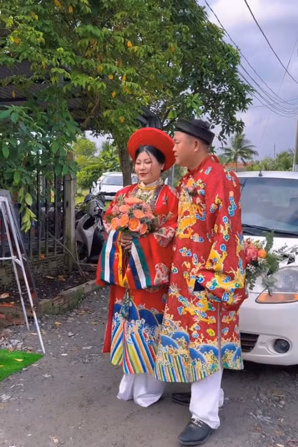 Lựa chọn những loại quả phổ biến như dứa, táo, thanh long, cam..., cô dâu kết hợp chúng thành 1 chùm to và 1 chùm nhỏ rồi gắn lên mui xe.