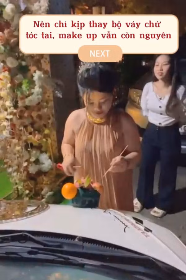 Cụ thể, cô gái chia sẻ bản thân vốn không biết gì về cắm hoa nhưng vẫn quyết phải đích thân "lên đồ" cho chiếc xe đón dâu bằng trái cây, hoa lá.