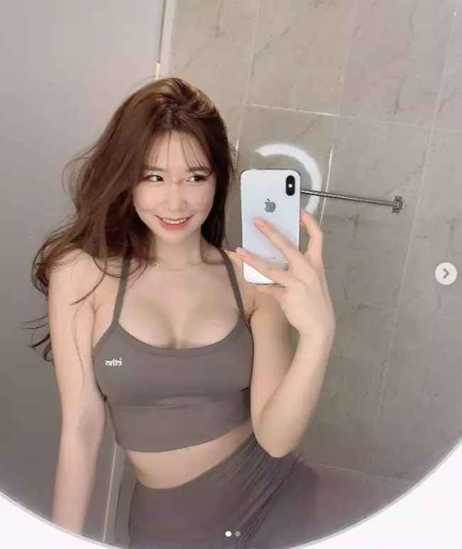 Bản thân người đẹp cũng là gương mặt quen thuộc trong các bộ ảnh do chính chồng cô cầm máy.