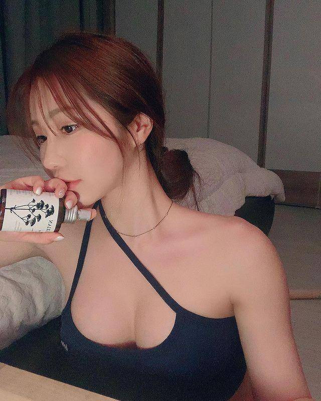 Bữa trưa, Kim Na Yoon đảm bảo ăn đầy đủ tinh bột, đạm, chất xơ. Với bữa tối, cô cắt hoàn toàn tinh bột, tập trung vào đạm và chất xơ.