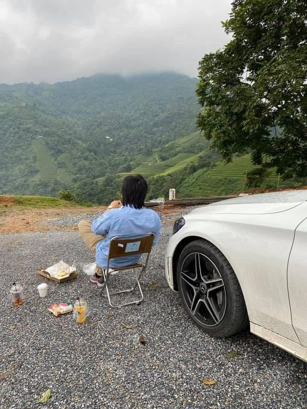 Theo như Khoa Pug chia sẻ, Việt Nam cũng thực hiện kéo dài chân với chi phí rẻ, nhưng YouTuber muốn trải nghiệm phương pháp tân tiến nhất tại Mỹ. Sự khác biệt của phương pháp này là dùng các thanh nail cố định trực tiếp trong xương.