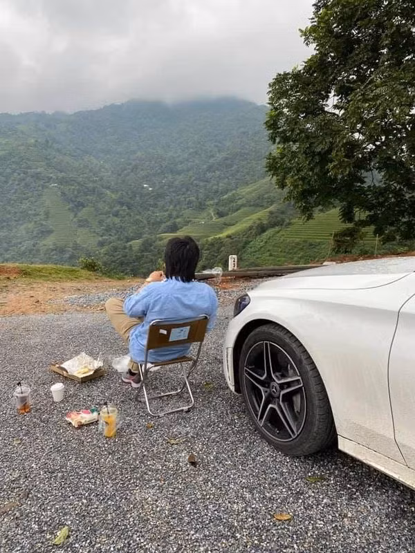 Theo như Khoa Pug chia sẻ, Việt Nam cũng thực hiện kéo dài chân với chi phí rẻ, nhưng YouTuber muốn trải nghiệm phương pháp tân tiến nhất tại Mỹ. Sự khác biệt của phương pháp này là dùng các thanh nail cố định trực tiếp trong xương.