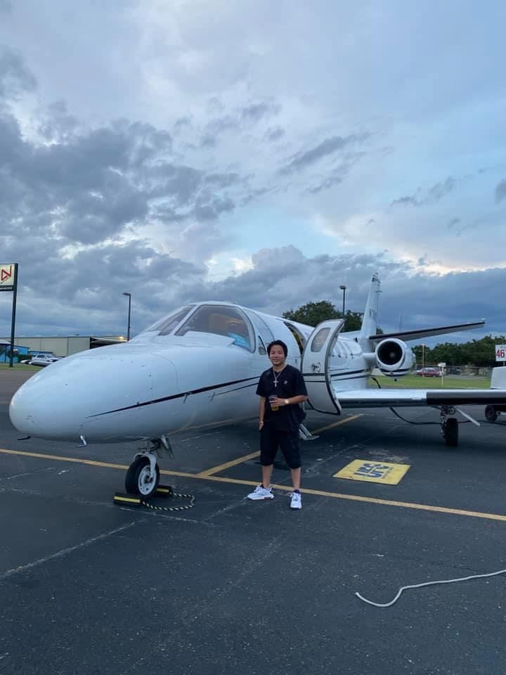 Ngoài ra, thời điểm chưa "cạch mặt" nhau, tỷ phú Vương Phạm từng tiết lộ về đàn em trên kênh YouTube của mình: "Khoa úp mở là ở Việt Nam Khoa có kinh doanh đất, mua rồi bán lại. Từ xưa tới giờ Khoa cũng khuyên tôi đầu tư vào tiền điện tử. Khoa xài tiền căn bản lắm chứ không hoang phí. Còn tiền ảo Khoa chờ khi nào cao giá mới bán để dưỡng già. Tôi khuyên Khoa bán bớt tiền đi để hưởng thụ."