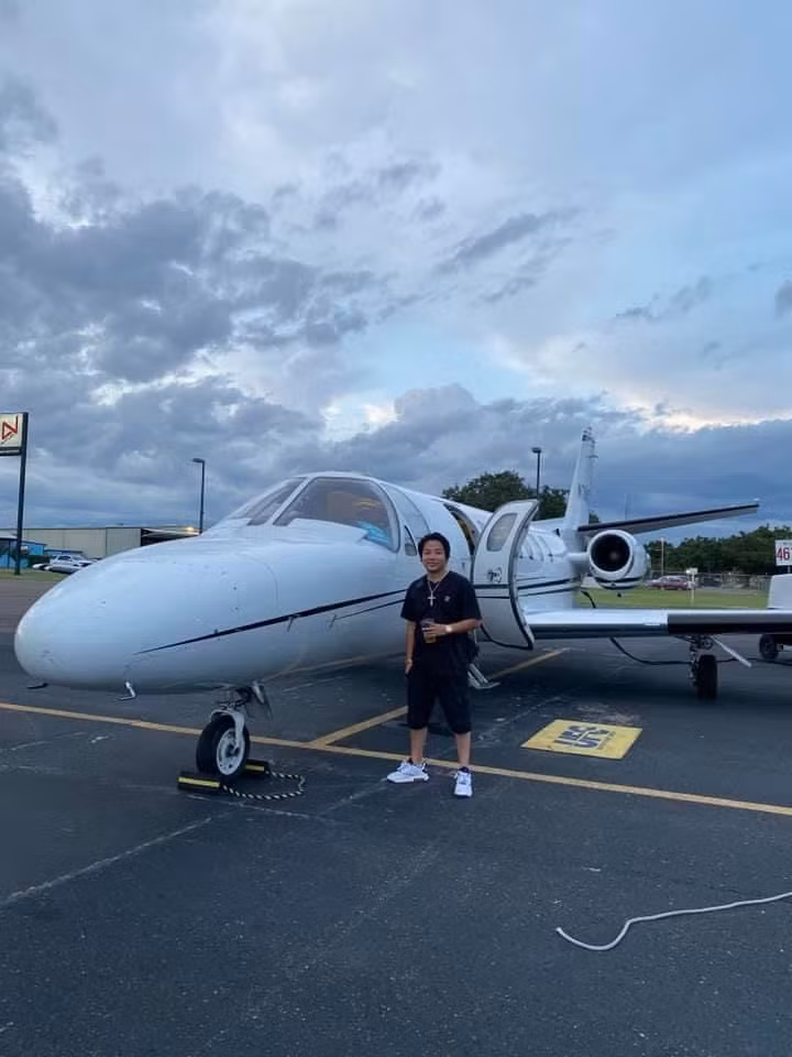 Ngoài ra, thời điểm chưa "cạch mặt" nhau, tỷ phú Vương Phạm từng tiết lộ về đàn em trên kênh YouTube của mình: "Khoa úp mở là ở Việt Nam Khoa có kinh doanh đất, mua rồi bán lại. Từ xưa tới giờ Khoa cũng khuyên tôi đầu tư vào tiền điện tử. Khoa xài tiền căn bản lắm chứ không hoang phí. Còn tiền ảo Khoa chờ khi nào cao giá mới bán để dưỡng già. Tôi khuyên Khoa bán bớt tiền đi để hưởng thụ."