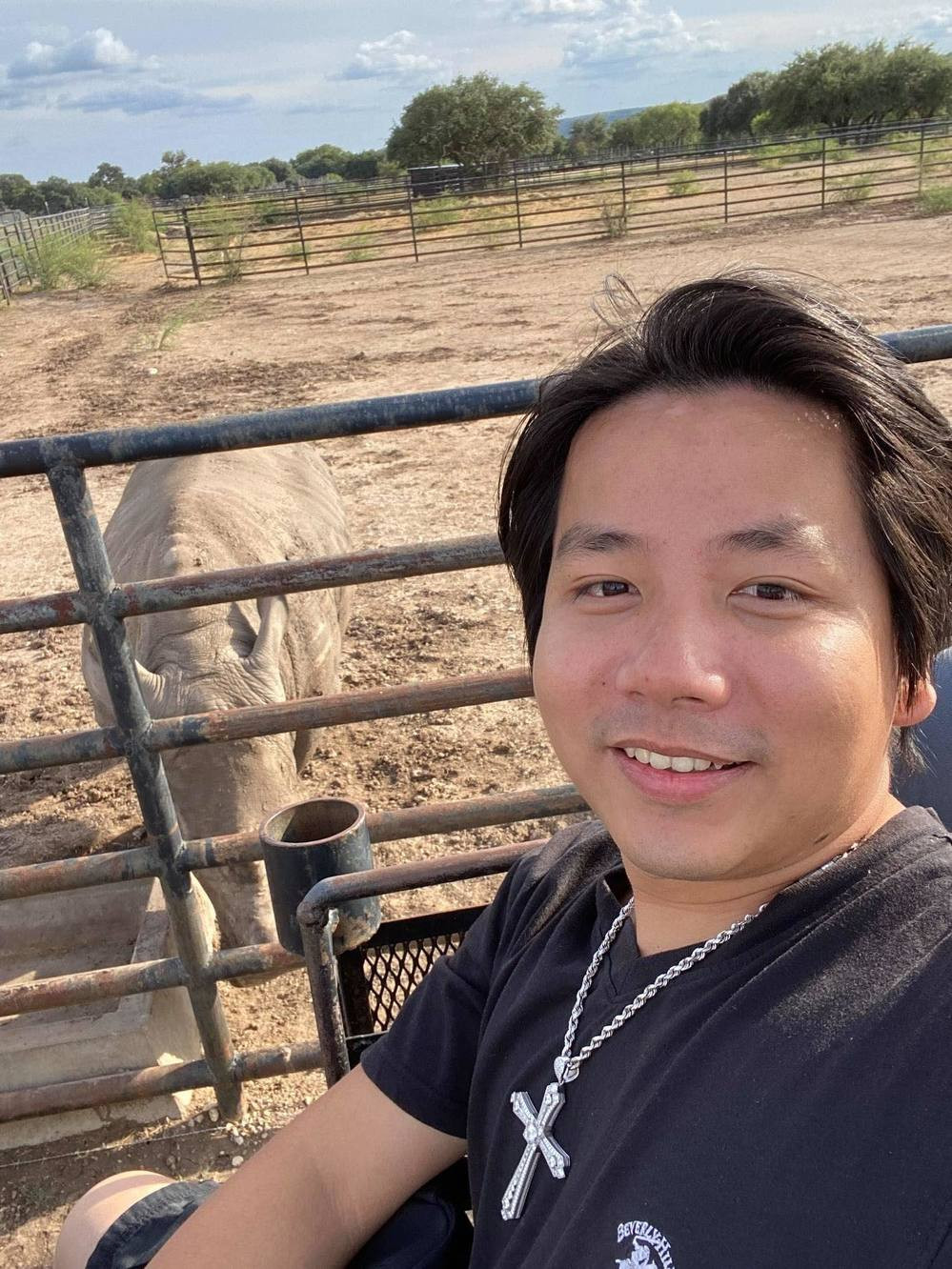 Trước đó, Khoa Pug cũng chơi lớn mua một chiếc máy bay có giá 5 triệu đô la Mỹ (khoảng hơn 116 tỷ đồng) với chi phí vận hành lên đến 1,2-1,5 triệu đô la Mỹ một năm (27-34 tỷ đồng) và chi ra 10 tỷ đồng sang Mỹ du học và tậu luôn xe Toyota 800 triệu đồng.