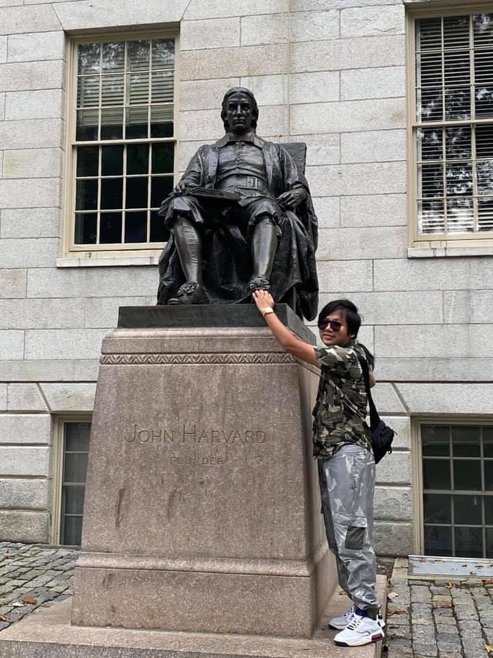 Không chỉ có vậy, YouTuber còn gây sốc với phát ngôn: “30 tỷ với tôi chỉ là rác” và đúng như vậy anh từng khiến cư dân mạng mắt chữ A mồm chữ O khi đụng cả tỷ đồng trong túi ni lông đựng rác. Ước tính của Social Blade – chuyên trang thống kê độc lập uy tín, kênh YouTube của Khoa Pug mỗi năm kiếm được khoảng từ 2 tỷ đồng đến 32 tỷ đồng.