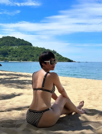 Khi diện bikini, bà mẹ vợ hot nhất làng bóng đá Việt cũng khiến dân mạng ngưỡng mộ bởi vóc dáng nuột nà, body "thắt đáy lưng ong", vòng eo thon thả, vùng bụng phẳng lỳ đặc biệt là đôi chân dài miên man cùng vòng 3 nở nang.