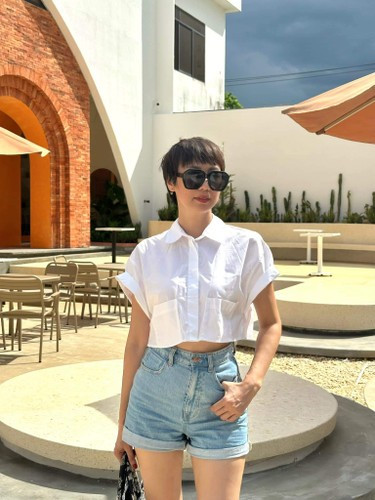 Chọn cho mình mái tóc tém cá tính, bà Mai Đoàn thường kết hợp cùng những bộ cánh rất trẻ trung, có khi là váy ôm khoe dáng kết hợp cùng phụ kiện khăn choàng duyên dáng, lúc lại là quần short cùng sơ-mi croptop, trẻ trung như gái đôi mươi.