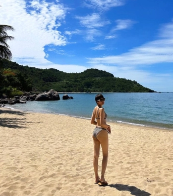 Mẹ vợ cầu thủ Đoàn Văn Hậu diện váy khoe vai trần gợi cảm, làn da trắng sáng, vóc dáng mảnh mai, xương quai xanh đẹp và quyến rũ khiến nhiều quý bà U50 phải ao ước.