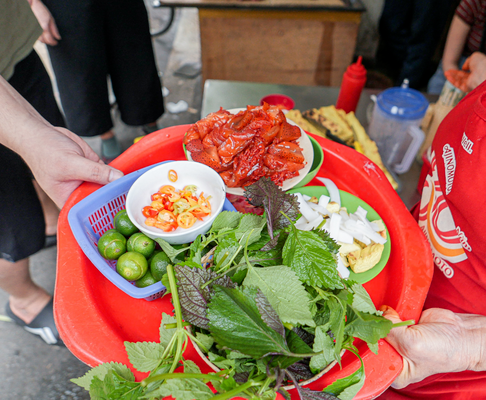 Sứa đỏ phải ăn đúng cách, ngon nhất khi ăn cùng tía tô, kinh giới, đậu phụ, cùi dừa, hòa quyện vào nước chấm mắm tôm thơm lừng đặc trưng.