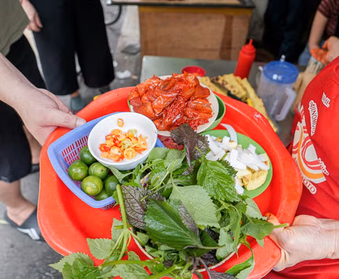 Sứa đỏ phải ăn đúng cách, ngon nhất khi ăn cùng tía tô, kinh giới, đậu phụ, cùi dừa, hòa quyện vào nước chấm mắm tôm thơm lừng đặc trưng.