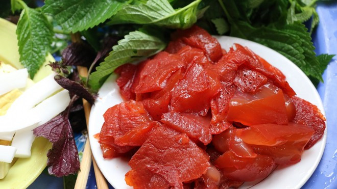 Thời gian trước, sứa đỏ thường được cắt nhỏ bằng que tre vót mỏng. Tuy nhiên, khi nhận thấy que tre dễ mục trong thời tiết “thất thường” của miền Bắc, nên nhiều chủ hàng đã chuyển sang dao inox sắc bén hơn.