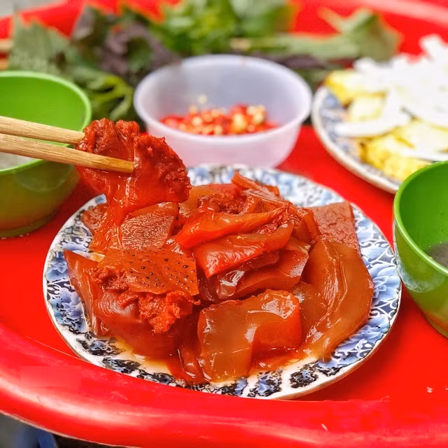 Đến khi sứa về đến Hà Nội sẽ tiếp tục sơ chế, ngâm, rửa thêm nhiều lần. Ngoài ra, bà còn bỏ thêm vỏ chanh để khử mùi tanh.