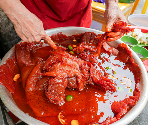 Sứa đỏ vốn xuất xứ từ vùng biển của Hải Phòng, Nam Định nhưng cũng đã du nhập đến Hà Nội từ lâu.