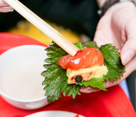 Toàn bộ sứa được nhập từ mối quen lâu năm tại Hải Phòng. Sứa này có màu đỏ là do ngư dân đã làm sạch rồi ngâm trong vỏ sú vẹt, nước lá lăng.