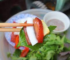 Các cô bác bán hàng cũng khuyến khích khách hàng rằng ngoài cùi dừa, đậu nướng thì nên cuộn tròn cả lá tía tô và kinh giới. Bởi sứa đỏ có tính hàn nên khi kết hợp với những loại thuốc Đông y có tính ấm, sẽ trung hòa được món ăn, không gây ra cảm giác đau bụng.