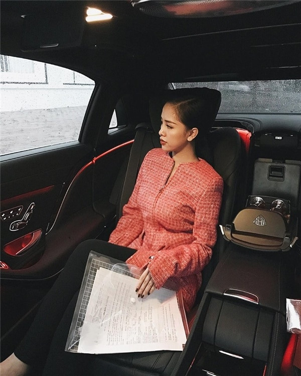 Dù sinh ra là cành vàng lá ngọc nhưng Trang Pilla lại khá tự lập trong cuộc sống. Một người bạn thân của rich kid này đã cho biết, cô nàng chỉ khởi điểm kinh doanh mỹ phẩm với 10 triệu đồng.