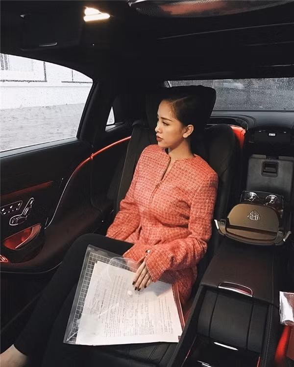 Dù sinh ra là cành vàng lá ngọc nhưng Trang Pilla lại khá tự lập trong cuộc sống. Một người bạn thân của rich kid này đã cho biết, cô nàng chỉ khởi điểm kinh doanh mỹ phẩm với 10 triệu đồng.