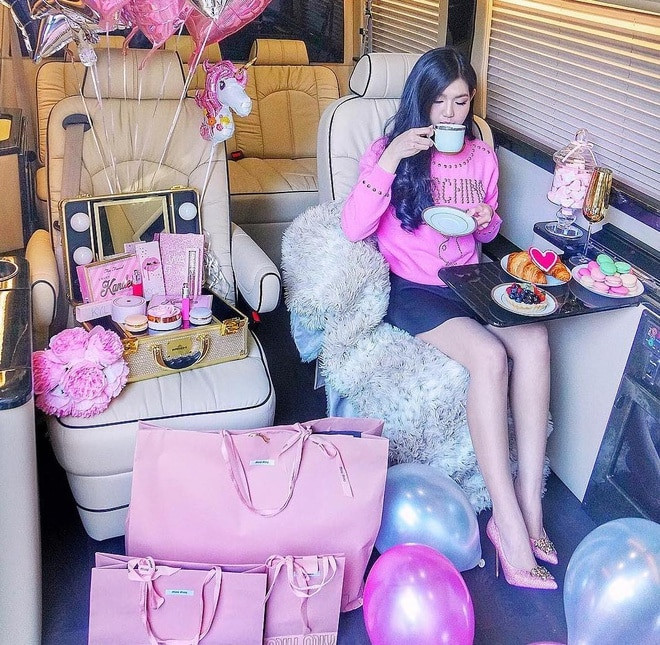 Trên trang cá nhân của mình, Tiểu Giang thường xuyên đăng tải những hình ảnh khoe vóc dáng thon thả bên siêu xe cùng những món hàng hiệu đắt đỏ.