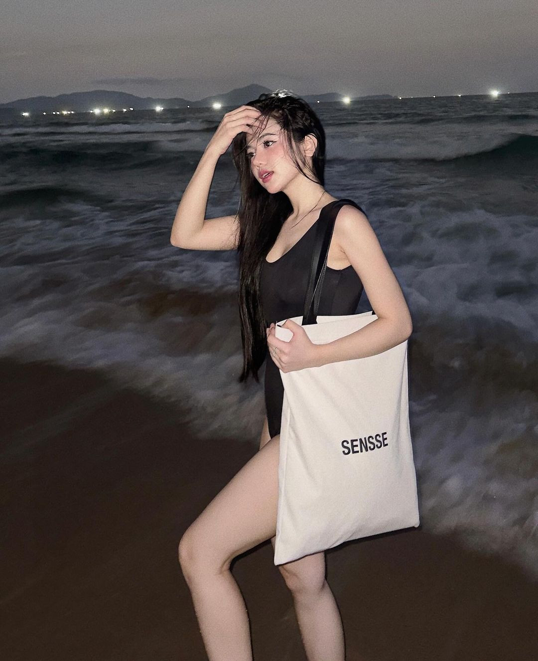 Không chỉ đi biển, khi đi tiệc hoặc chơi với bạn bè thì nữ TikToker này cũng hay diện những trang phục "nửa kín nửa hở".