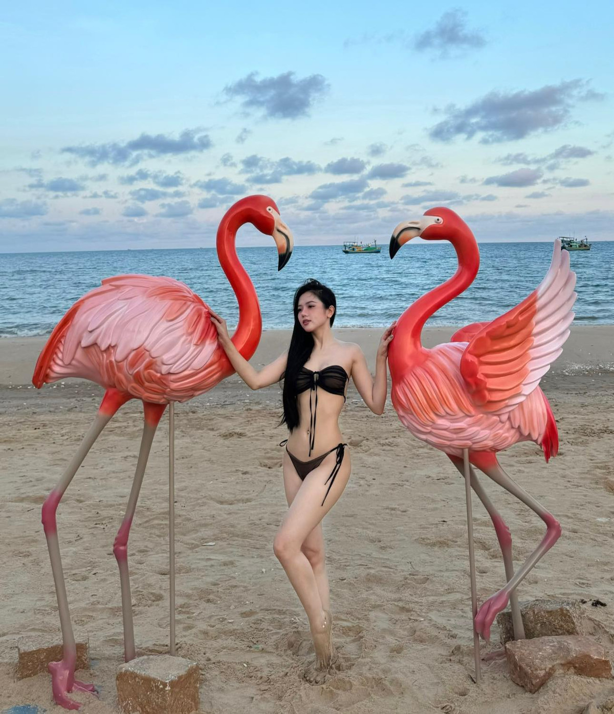 Ngoài ra, để có những bức hình bikini cực cháy thì Ý Nhi cũng dành rất nhiều thời gian tập luyện cho việc "độ" body.