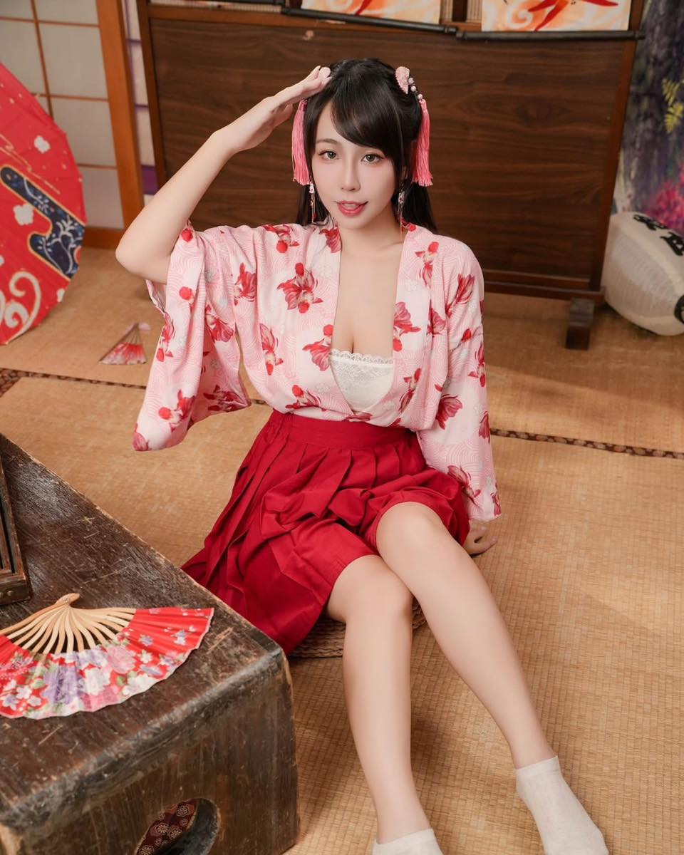 Với sức hút mạnh mẽ, "希希 CC" hiện đang là một trong những mỹ nhân nổi bật nhất, không cần trang điểm cầu kỳ vẫn đủ làm trái tim người hâm mộ loạn nhịp.