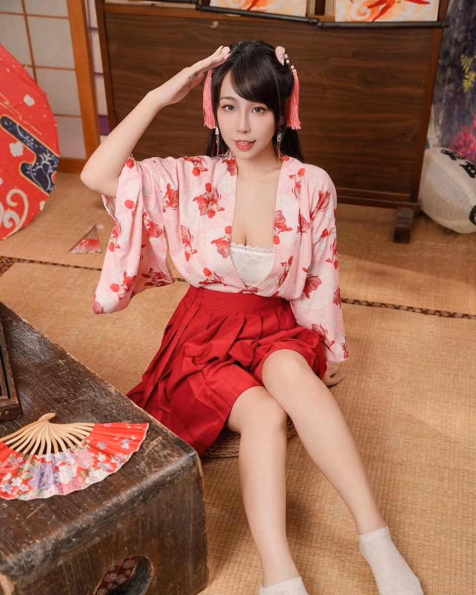 Với sức hút mạnh mẽ, "希希 CC" hiện đang là một trong những mỹ nhân nổi bật nhất, không cần trang điểm cầu kỳ vẫn đủ làm trái tim người hâm mộ loạn nhịp.