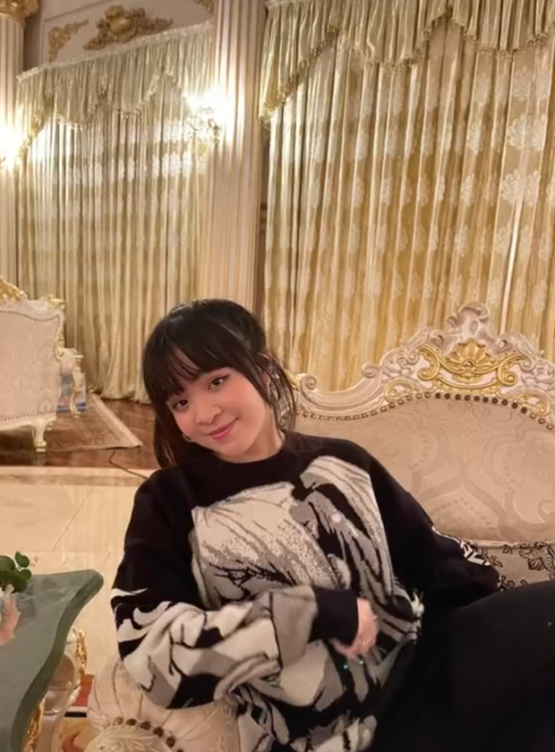 Khác với cậu em Hằng Hữu lanh lợi thường được lên sóng cùng bà Nguyễn Phương Hằng, Natalie có phần kín tiếng hơn hẳn.