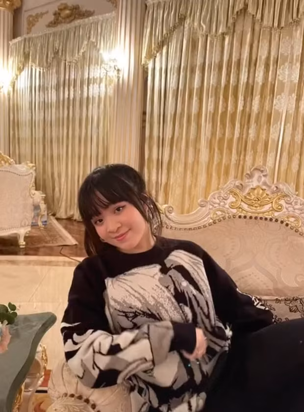 Khác với cậu em Hằng Hữu lanh lợi thường được lên sóng cùng bà Nguyễn Phương Hằng, Natalie có phần kín tiếng hơn hẳn.