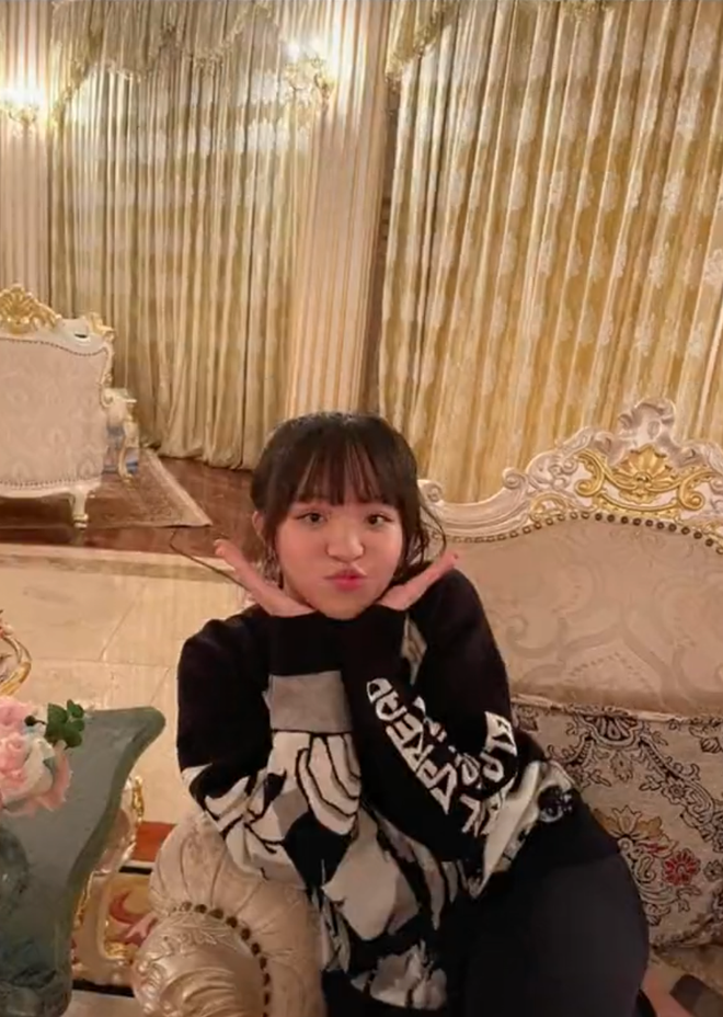 Bà Phương Hằng khi đó tiết lộ con gái rất ngoan và lễ phép đồng thời giống mình y đúc, từ ngoại hình đến tính cách.