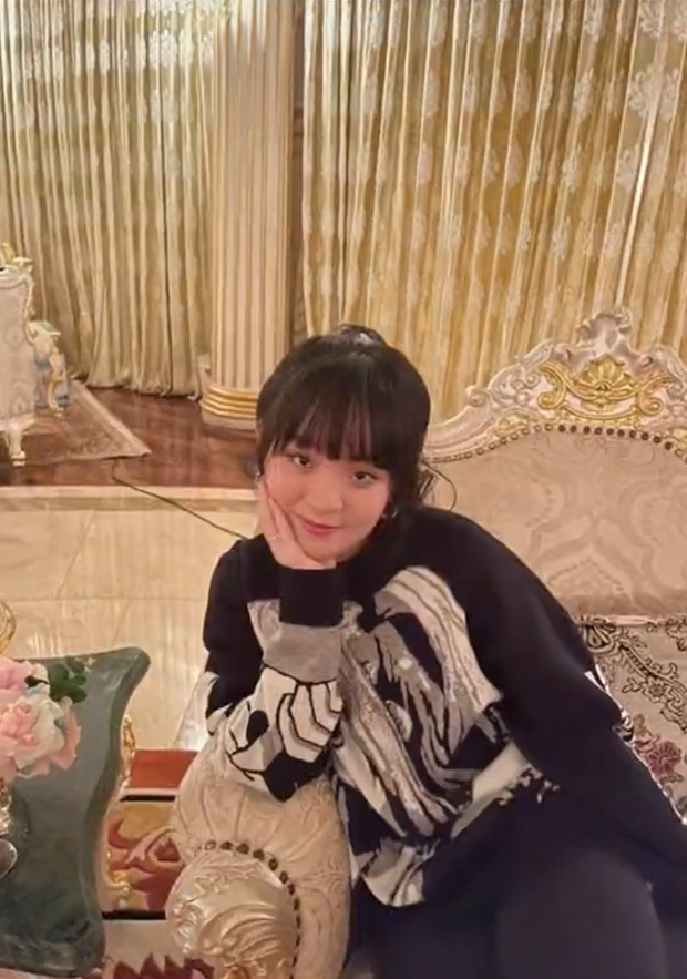 Ái nữ CEO của khu du lịch Đại Nam chỉ thỉnh thoảng xuất hiện cùng gia đình trong một vài dịp đặc biệt và đương nhiên, ảnh ọt riêng tư cũng vô cùng hiếm, ngoài trừ đôi ba tấm được chính mẹ đăng tải.