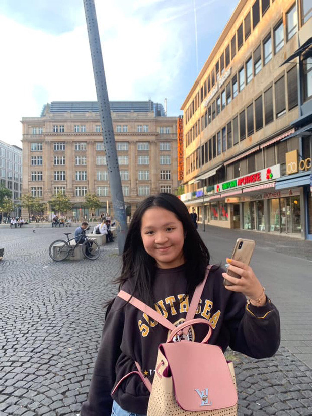 Ngoài Huỳnh Hằng Hữu - con trai chung với ông Dũng "lò vôi", bà Phương Hằng còn có 3 người con riêng. Trong đó, nữ đại gia có một ái nữ cực kì dễ thương tên My (nickname: Natalie), sinh năm 2006.