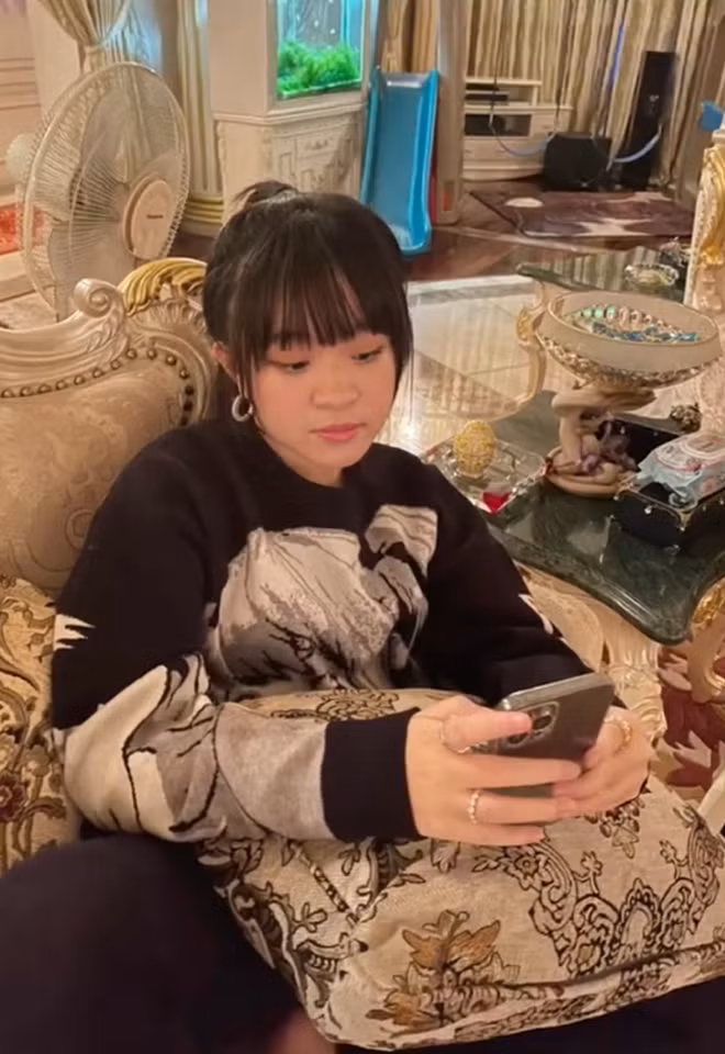 Đặc biệt là nhìn tấm hình Natalie chụp chung với bà Phương Hằng, ai nấy đều phải công nhận cô bạn thực sự là bản sao của mẹ, giống như lời nữ đại gia từng khẳng định trên trang cá nhân trước đây.