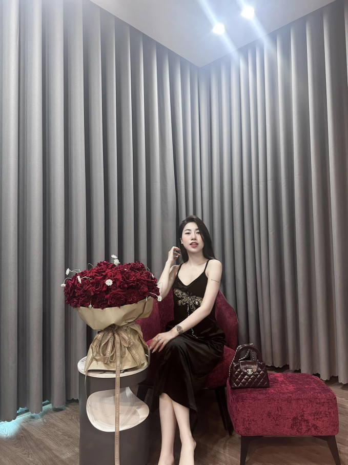 Trên trang cá nhân, Nguyễn Nụ thường xuyên chia sẻ những hình ảnh đi chơi, đi ăn cực sang chảnh.