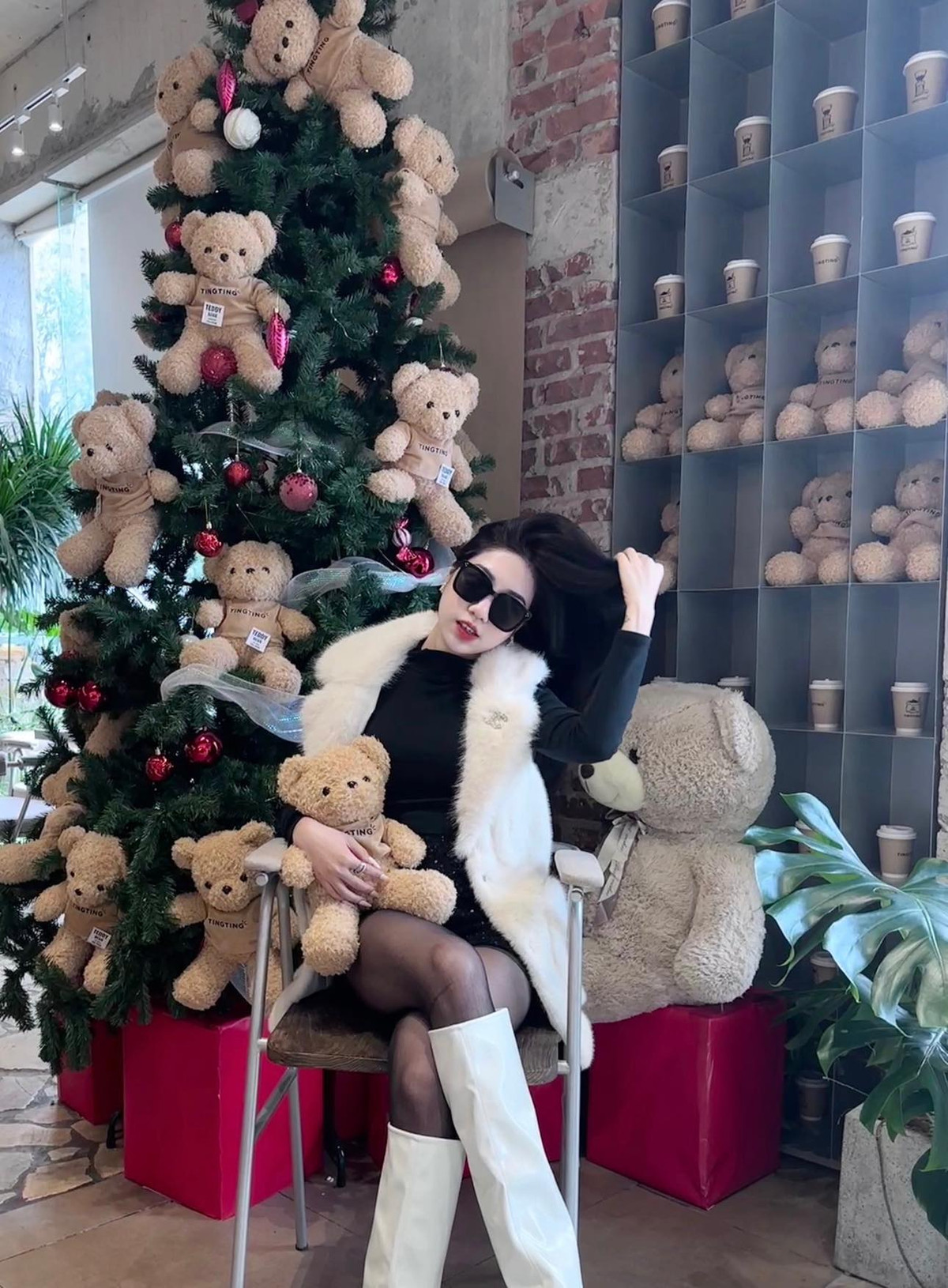 Cách đây không lâu, Nguyễn Nụ cũng gây sốt khi xuất hiện tại trận đấu của anh trai. Dù không ăn mặc cầu kỳ nhưng cô vẫn nổi bật nhờ nước da trắng bóc.