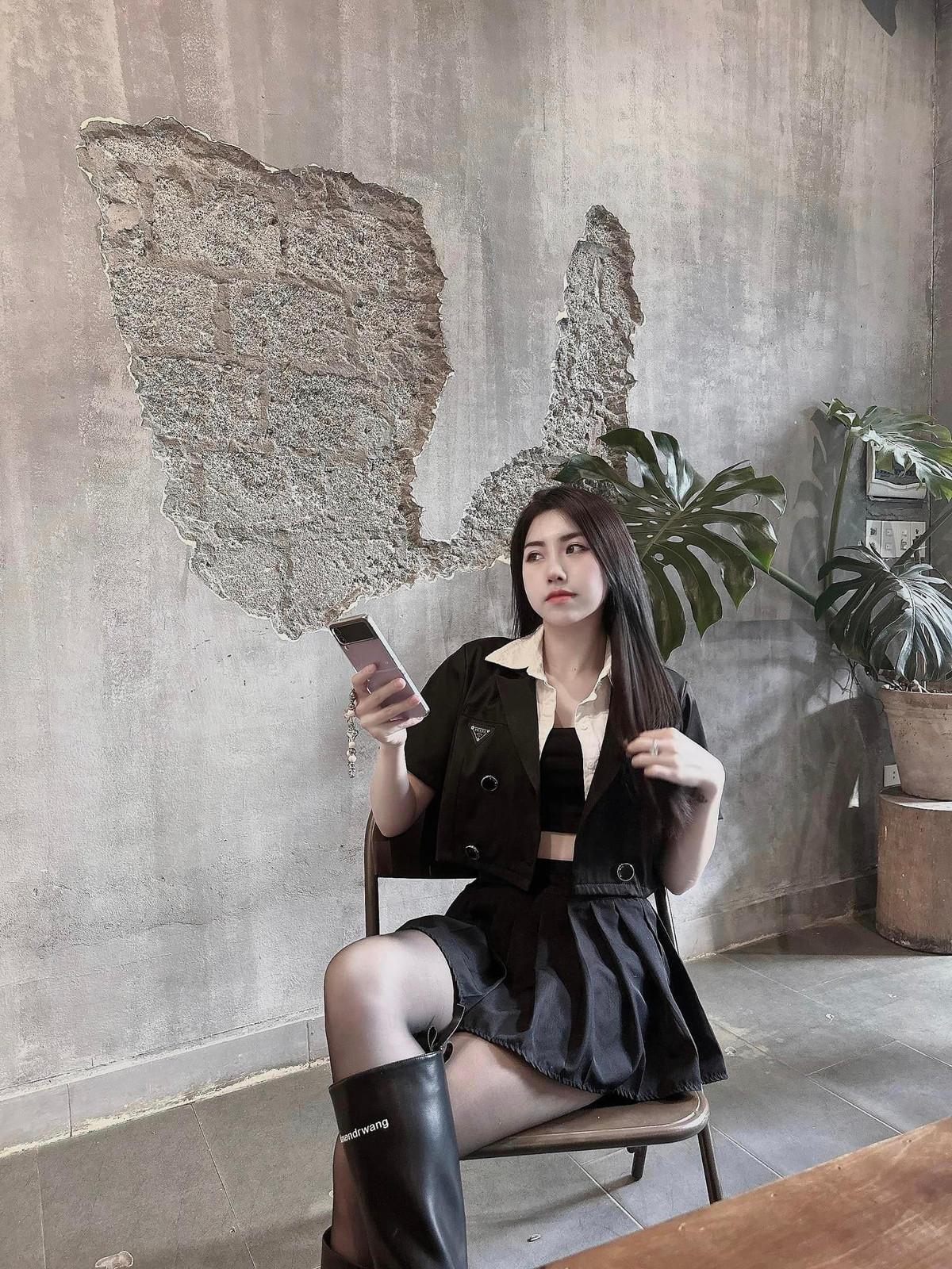 Vì chỉ hơn kém nhau 1 tuổi nên Văn Toàn và Nguyễn Nụ khá thân thiết. Cả hai thường xuyên tương tác trên mạng xã hội.