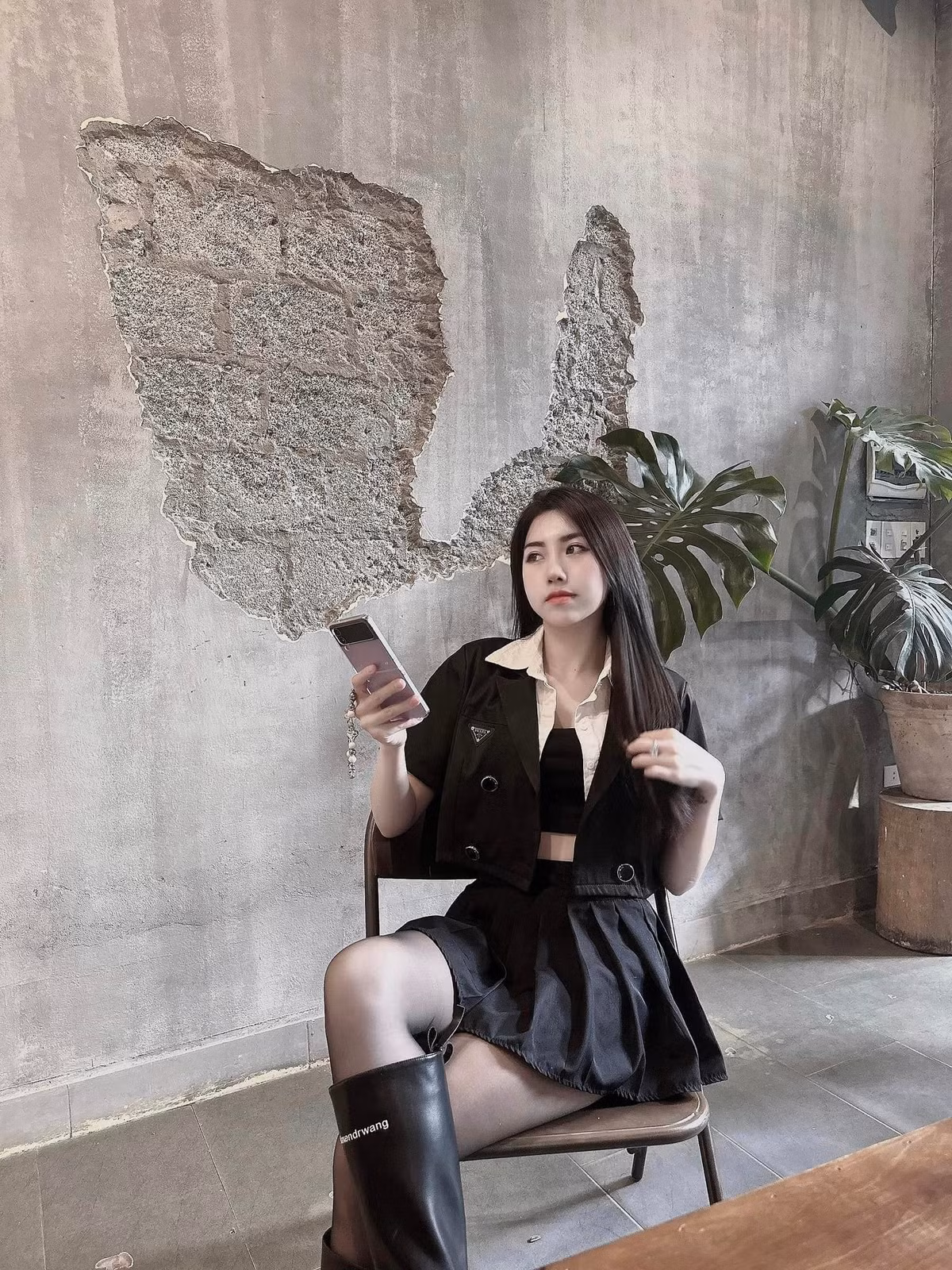 Vì chỉ hơn kém nhau 1 tuổi nên Văn Toàn và Nguyễn Nụ khá thân thiết. Cả hai thường xuyên tương tác trên mạng xã hội.