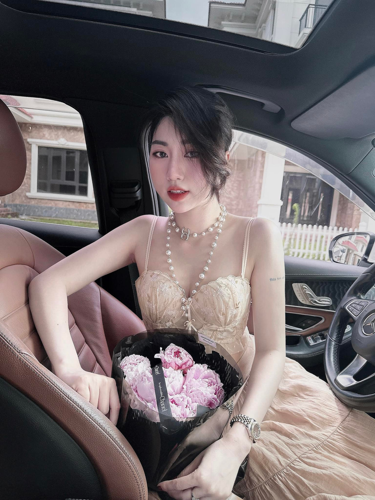 Gu thời trang của Nguyễn Nụ cũng giúp cô ghi điểm. Lúc thì em gái Văn Toàn gây thương nhớ với phong cách nữ tính, “bánh bèo”, lúc lại năng động, cá tính và khi thì rất gợi cảm.