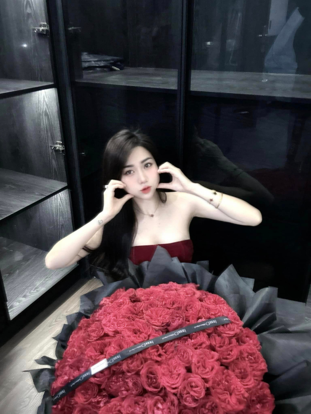 Được biết, Nguyễn Nụ từng học ngành dược và là nhân viên bán thuốc. Hiện tại, cô đang thử sức ở lĩnh vực kinh doanh thời trang. Ngoài ra, Nguyễn Nụ còn giúp Văn Toàn quản lý một quán cà phê.