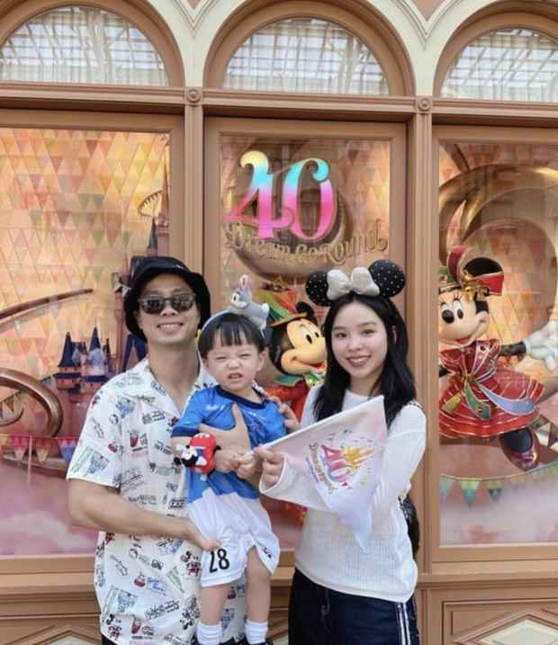 Theo tìm hiểu, bức hình đã được chụp từ khá lâu, đây cũng là lần hiếm hoi vợ chồng Công Phượng cùng xuất hiện ở quê. Cả gia đình cùng chụp chung một tấm hình ở trước nhà, bố của Công Phượng hạnh phúc bế cháu nội.