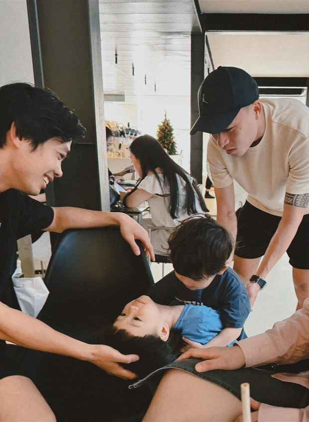 Đặc biệt dân tình chú ý ngay tới nàng WAG Viên Minh, dù sinh ra trong một gia đình khá giả được mệnh danh là tiểu thư ở TP.HCM nhưng khi về nhà chồng cô nàng lại vô cùng giản dị mặc một chiếc áo len mỏng kết hợp với quần vải bó và đeo dép.