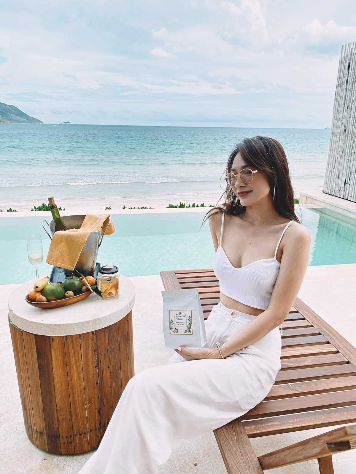 Theo dõi trang cá nhân của bạn gái Vũ Văn Thanh, dễ dàng thấy được cô thường xuyên check in ở những nơi sang chảnh.