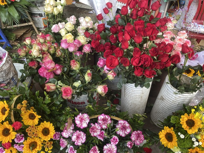 Theo tiết lộ của các chủ cửa hàng, giá hoa nhập vào đã tăng từ khoảng 1 tuần nay, dịp 20/10 lại trùng với mùng 1/9 Âm lịch khiến nhu cầu hoa tươi tăng dồn dập, đẩy giá lên cao. Khảo sát của PV tại các vườn, vùng trồng hoa ngoại thành Hà Nội, hoa hồng tăng từ 20.000 - 40.000 đồng/chục lên ngưỡng 50.000 - 80.000 đồng/chục.