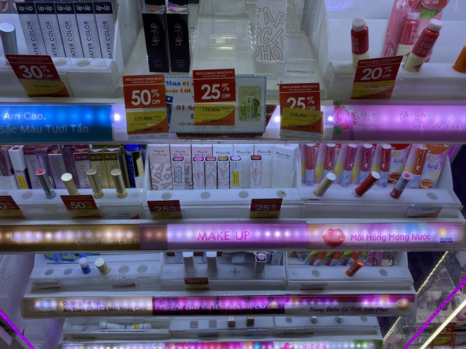 Mỹ phẩm tầm trung sau giảm giá 10 – 50% chỉ còn hơn 100.000 đồng/ son nhưng vẫn vắng khách mua