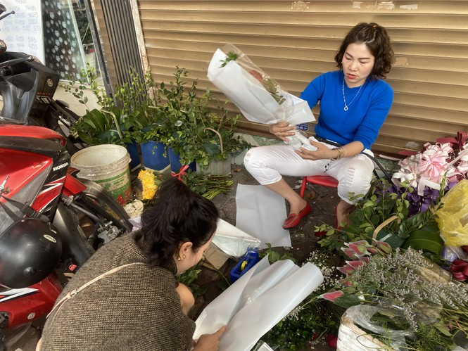 Hoa hồng Đà Lạt cũng tăng giá gấp 2 lần so với ngày thưởng, cao nhất lên tới 150.000 đồng/chục, tùy màu, độ dày cánh, … Giá đầu vào đắt đỏ khiến thị trường han khiếm bó, lẵng hoa giá rẻ. “200.000 đồng khó chọn lắm”, chị Thuý Anh, nhân viên một cửa hàng hoa trên phố Láng Hạ (Hà Nội) tư vấn