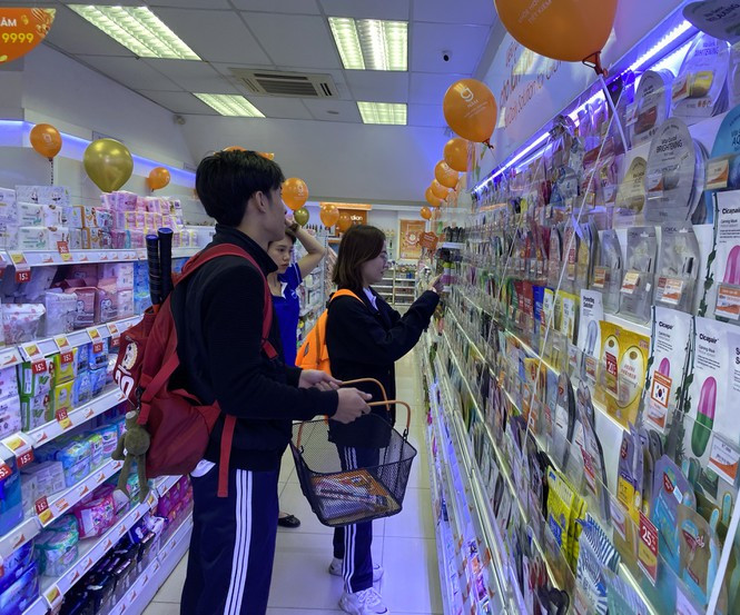 Trái ngược với hoa tươi tăng giá vẫn đắt khách, nhiều cửa hàng đồ thời trang, mỹ phẩm treo biển sale 20/10 cả tuần nay vẫn không mấy hút khách. Nhân viên bán mỹ phẩm tại cửa hàng trên phố Khâm Thiên (Hà Nội) cho biết, lượng khách nam giới tới mua và tư vấn chọn quà 20/10 rất ít, hàng bán được chủ yếu vẫn từ nhu cầu của khách hàng nữ