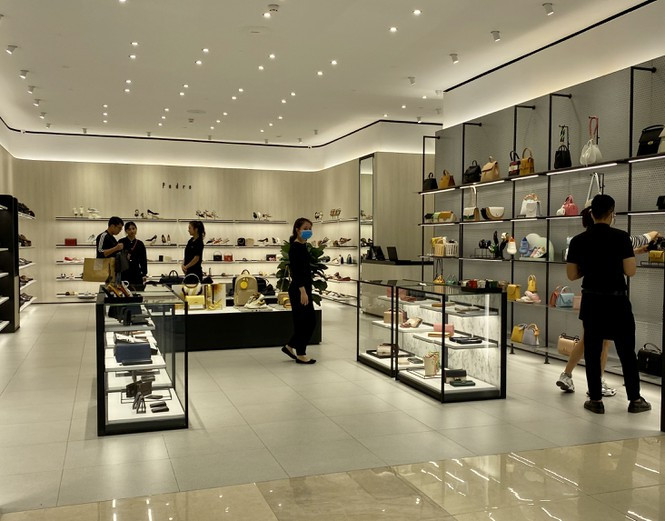 Trong trung tâm thương mại, biển sale xuất hiện hầu hết các cửa hàng, kết hợp giảm giá 20/10 và xả hàng cuối mùa. Mức giảm lên tới 50 – 70% cho các sản phẩm thời trang hè, mẫu cũ 2020